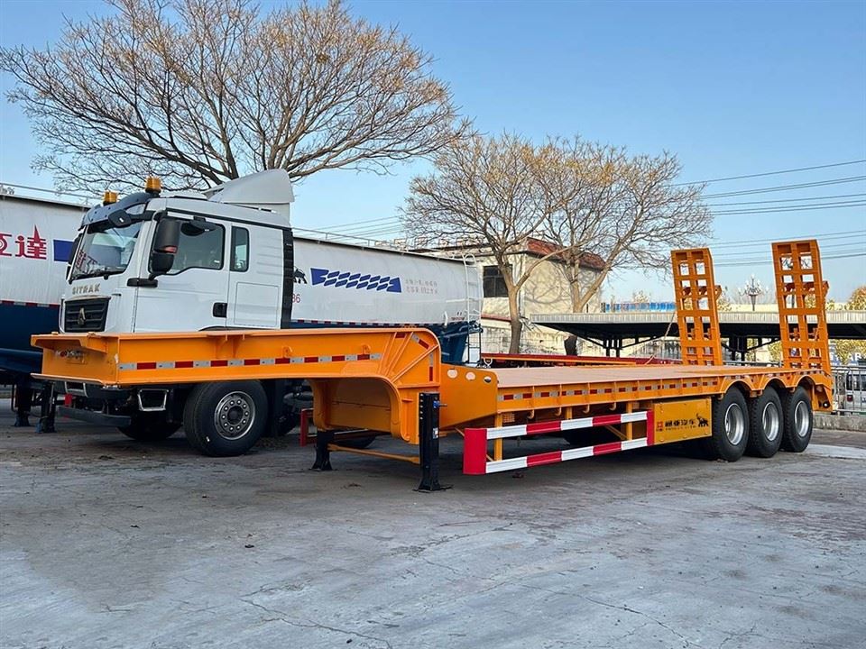 Semirremolque de plataforma baja de 3 ejes con escalera